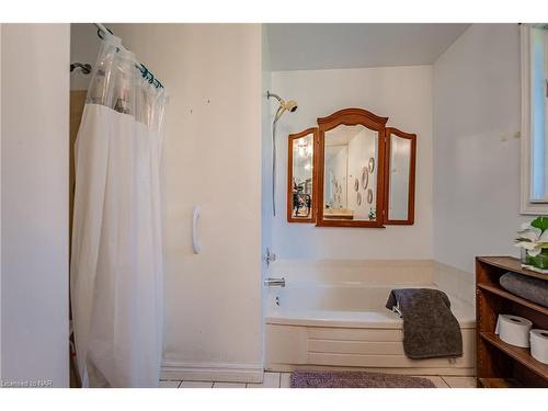 833 Rosehill Road, Fort Erie, ON - Indoor Photo Showing Bathroom