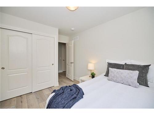 18 Queens Circle, Crystal Beach, ON - Indoor Photo Showing Bedroom