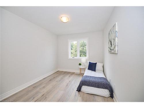 18 Queens Circle, Crystal Beach, ON - Indoor Photo Showing Other Room