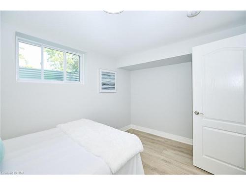 22 Queens Circle, Crystal Beach, ON - Indoor Photo Showing Bedroom