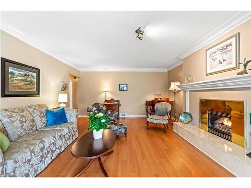 3061 Chipman Crescent, Niagara Falls, ON - Indoor Photo Showing Living Room With Fireplace