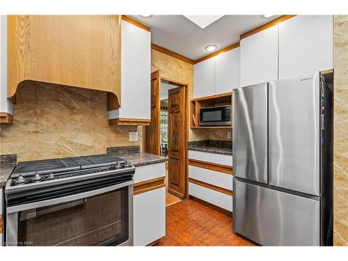3061 Chipman Crescent, Niagara Falls, ON - Indoor Photo Showing Kitchen