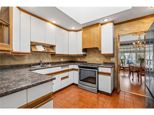 3061 Chipman Crescent, Niagara Falls, ON - Indoor Photo Showing Kitchen With Double Sink