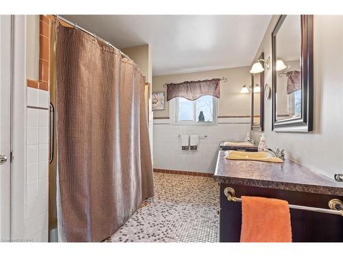 3061 Chipman Crescent, Niagara Falls, ON - Indoor Photo Showing Bathroom