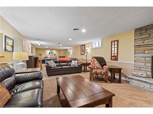 3061 Chipman Crescent, Niagara Falls, ON - Indoor Photo Showing Living Room