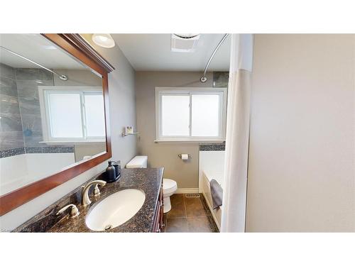 1-786 York Road, Niagara-On-The-Lake, ON - Indoor Photo Showing Bathroom