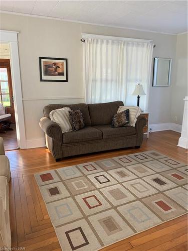 422 Cambridge Road W, Crystal Beach, ON - Indoor Photo Showing Living Room