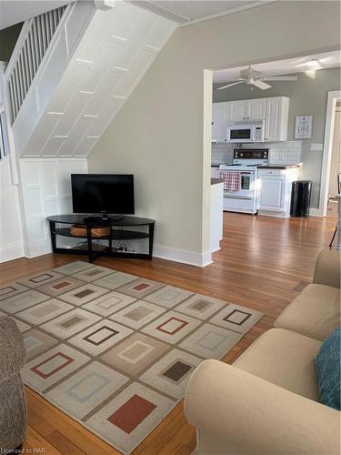 422 Cambridge Road W, Crystal Beach, ON - Indoor Photo Showing Living Room