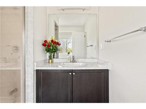 7747 White Pine Crescent Crescent, Niagara Falls, ON - Indoor Photo Showing Bathroom