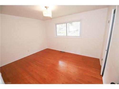90 Dorchester Drive, Grimsby, ON - Indoor Photo Showing Other Room