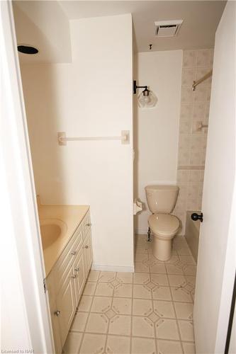 90 Dorchester Drive, Grimsby, ON - Indoor Photo Showing Bathroom