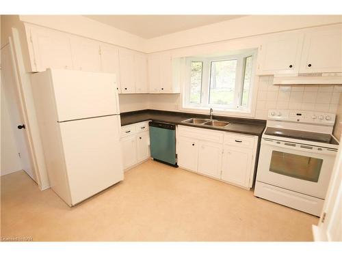 90 Dorchester Drive, Grimsby, ON - Indoor Photo Showing Kitchen With Double Sink