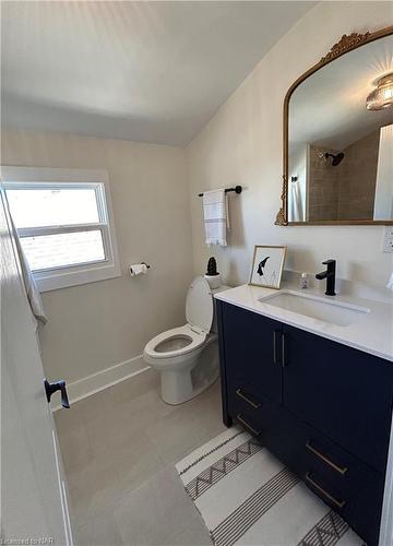 18 Mcalpine Avenue S, Welland, ON - Indoor Photo Showing Bathroom