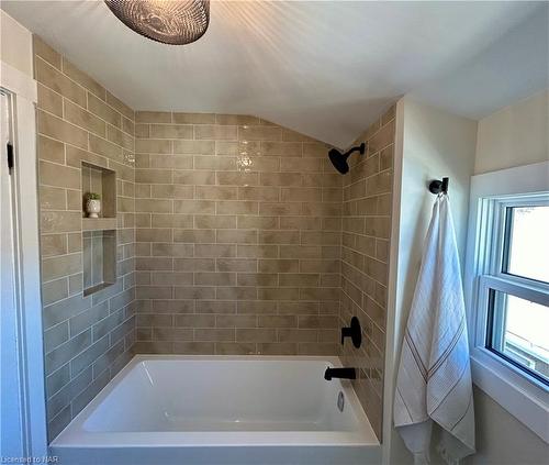 18 Mcalpine Avenue S, Welland, ON - Indoor Photo Showing Bathroom