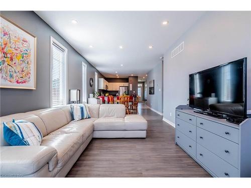 14 Ellis Avenue, St. Catharines, ON - Indoor Photo Showing Living Room