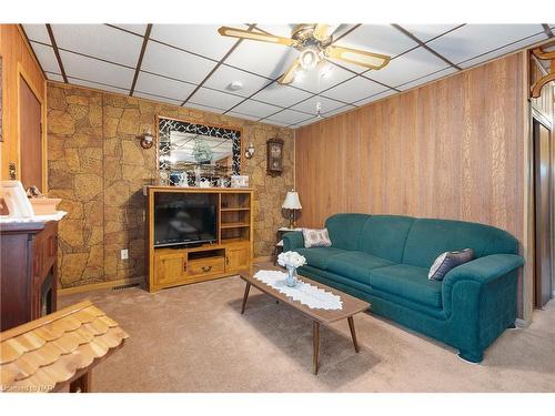 4298 Sixth Avenue, Niagara Falls, ON - Indoor Photo Showing Living Room