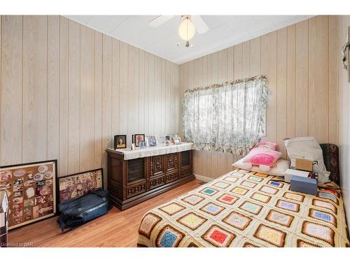 4298 Sixth Avenue, Niagara Falls, ON - Indoor Photo Showing Bedroom