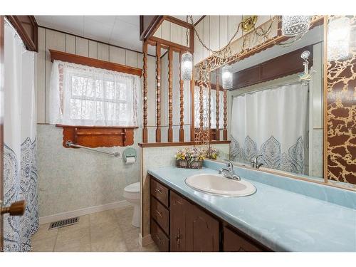 4298 Sixth Avenue, Niagara Falls, ON - Indoor Photo Showing Bathroom