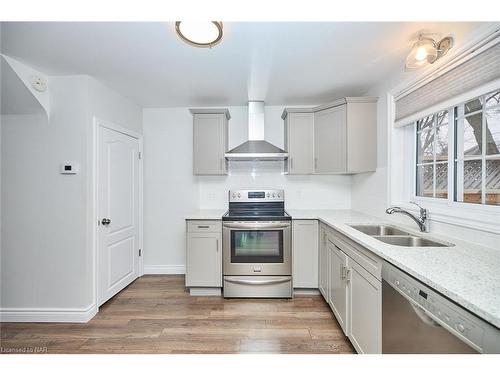 5659 Byng Avenue, Niagara Falls, ON - Indoor Photo Showing Kitchen With Stainless Steel Kitchen With Upgraded Kitchen