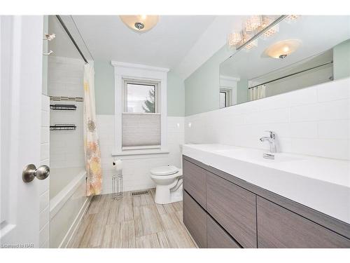 5659 Byng Avenue, Niagara Falls, ON - Indoor Photo Showing Bathroom
