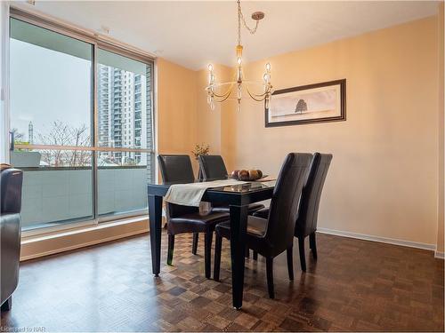 102-15 Towering Heights Boulevard, St. Catharines, ON - Indoor Photo Showing Dining Room