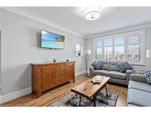 82 Mildred Avenue, St. Catharines, ON - Indoor Photo Showing Living Room