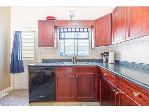 269 Winterberry Boulevard, Thorold, ON - Indoor Photo Showing Kitchen With Double Sink