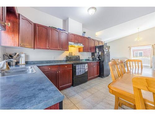 269 Winterberry Boulevard, Thorold, ON - Indoor Photo Showing Kitchen With Double Sink