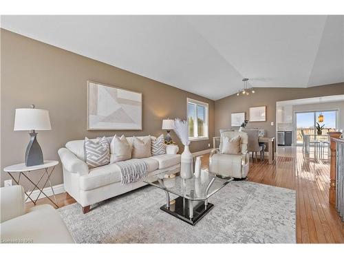 7797 Bishop Avenue, Niagara Falls, ON - Indoor Photo Showing Living Room