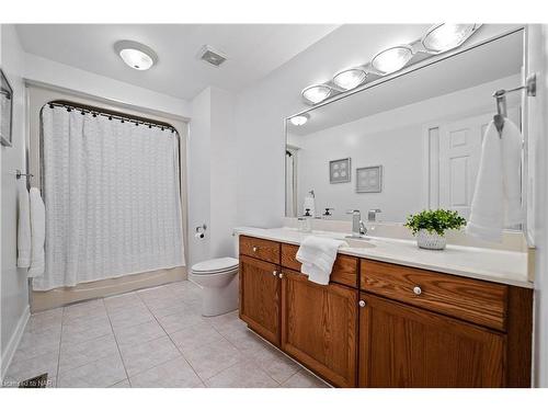7797 Bishop Avenue, Niagara Falls, ON - Indoor Photo Showing Bathroom