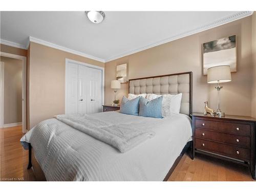 7797 Bishop Avenue, Niagara Falls, ON - Indoor Photo Showing Bedroom