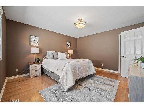7797 Bishop Avenue, Niagara Falls, ON - Indoor Photo Showing Bedroom