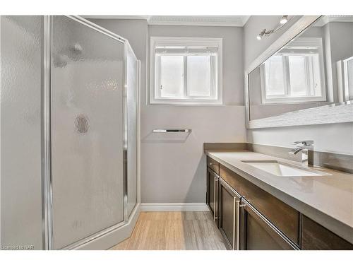 7797 Bishop Avenue, Niagara Falls, ON - Indoor Photo Showing Bathroom