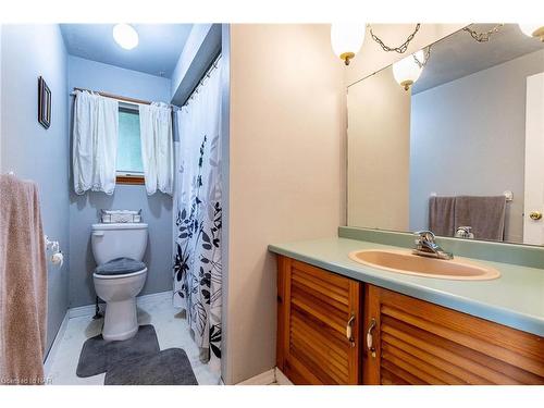4207 Briarwood Avenue, Niagara Falls, ON - Indoor Photo Showing Bathroom