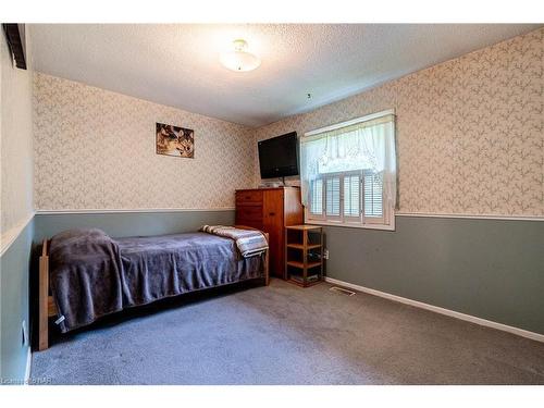 4207 Briarwood Avenue, Niagara Falls, ON - Indoor Photo Showing Bedroom