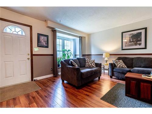 4207 Briarwood Avenue, Niagara Falls, ON - Indoor Photo Showing Living Room