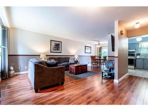 4207 Briarwood Avenue, Niagara Falls, ON - Indoor Photo Showing Living Room