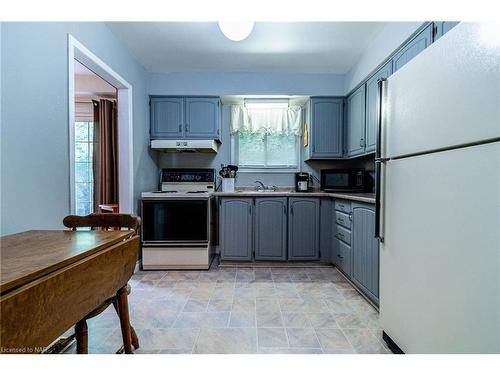 4207 Briarwood Avenue, Niagara Falls, ON - Indoor Photo Showing Kitchen
