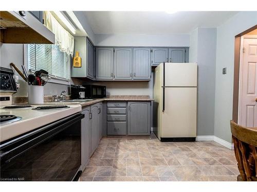 4207 Briarwood Avenue, Niagara Falls, ON - Indoor Photo Showing Kitchen