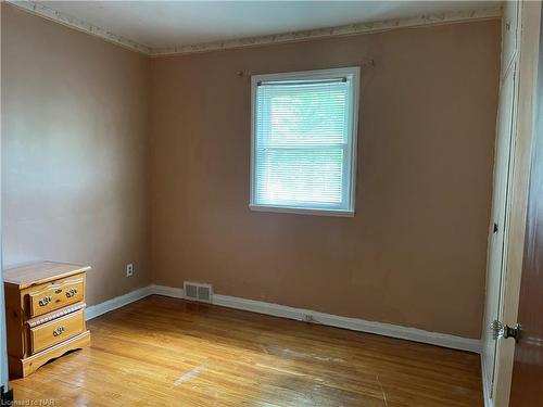 6616 Dorchester Road, Niagara Falls, ON - Indoor Photo Showing Bedroom