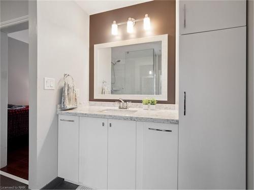 10252 Willoughby Drive, Niagara Falls, ON - Indoor Photo Showing Bathroom