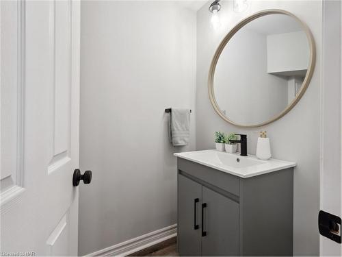 10252 Willoughby Drive, Niagara Falls, ON - Indoor Photo Showing Bathroom