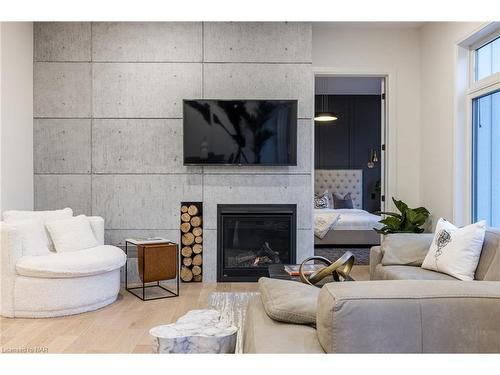 580 Mississauga Avenue, Fort Erie, ON - Indoor Photo Showing Living Room With Fireplace