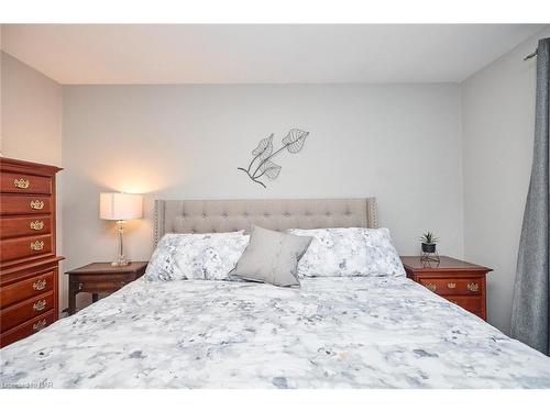 7937 Regent Court, Niagara Falls, ON - Indoor Photo Showing Bedroom