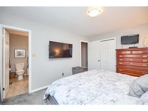 7937 Regent Court, Niagara Falls, ON - Indoor Photo Showing Bedroom