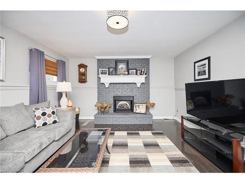 7937 Regent Court, Niagara Falls, ON - Indoor Photo Showing Living Room With Fireplace