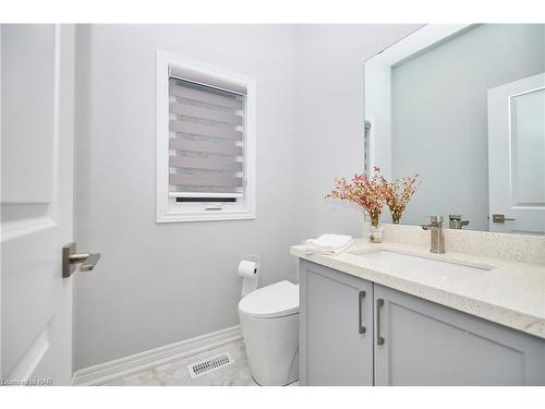 5746 Murray Street, Niagara Falls, ON - Indoor Photo Showing Bathroom