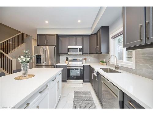 5746 Murray Street, Niagara Falls, ON - Indoor Photo Showing Kitchen With Upgraded Kitchen