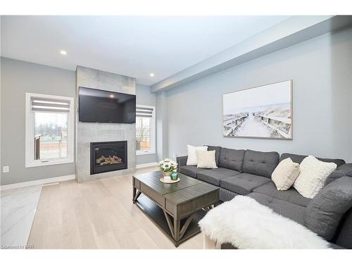 5746 Murray Street, Niagara Falls, ON - Indoor Photo Showing Living Room With Fireplace