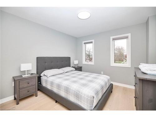 5746 Murray Street, Niagara Falls, ON - Indoor Photo Showing Bedroom